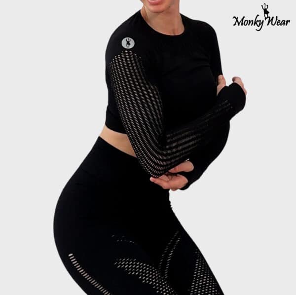 blusa negra con abertura